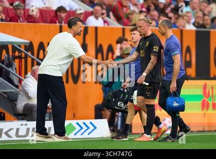 Augsburg, Deutschland. 30. August 2025. Marius Wolf von Augsburg mit Knieverletzung, Cheftrainer Sandro Wagner von Augsburg, Teammanager im Spiel FC AUGSBURG – FC BAYERN München 2-3 am 30. August 2025 in der WWK Arena Augsburg. Saison 2025/2026, 1.Bundesliga, FCB, Spieltag 2, 2.Spieltag Fotograf: ddp Images/STAR-Images - DFL-VORSCHRIFTEN VERBIETEN JEDE VERWENDUNG VON FOTOS als BILDSEQUENZEN und/oder QUASI-VIDEO - Credit: ddp Media GmbH/Alamy Live News Stockfoto