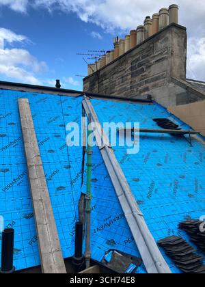 Das kommunale Dach repariert derzeit ein Gebäude in Edinburgh, installiert eine atmungsaktive wasserdichte Membranunterlage und erneuert die Sättigungsarbeiten Stockfoto