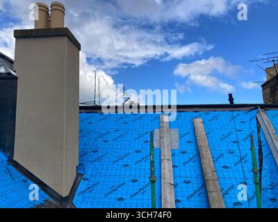 Das kommunale Dach repariert derzeit ein Gebäude in Edinburgh, installiert eine atmungsaktive wasserdichte Membranunterlage und erneuert die Sättigungsarbeiten Stockfoto