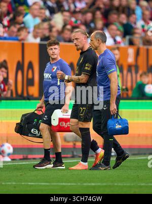 Augsburg, Deutschland. 30. August 2025. Marius Wolf von Augsburg mit Knieverletzung im Spiel FC AUGSBURG – FC BAYERN München 2-3 am 30. August 2025 in der WWK Arena Augsburg. Saison 2025/2026, 1.Bundesliga, FCB, Spieltag 2, 2.Spieltag Fotograf: ddp Images/STAR-Images - DFL-VORSCHRIFTEN VERBIETEN JEDE VERWENDUNG VON FOTOS als BILDSEQUENZEN und/oder QUASI-VIDEO - Credit: ddp Media GmbH/Alamy Live News Stockfoto