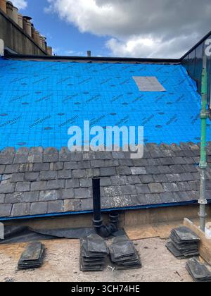 Das kommunale Dach repariert derzeit ein Gebäude in Edinburgh, installiert eine atmungsaktive wasserdichte Membranunterlage und erneuert die Sättigungsarbeiten Stockfoto