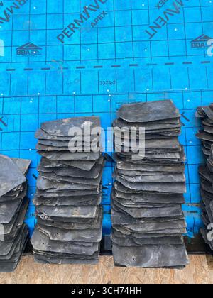 Das kommunale Dach repariert derzeit ein Gebäude in Edinburgh, installiert eine atmungsaktive wasserdichte Membranunterlage und erneuert die Sättigungsarbeiten Stockfoto