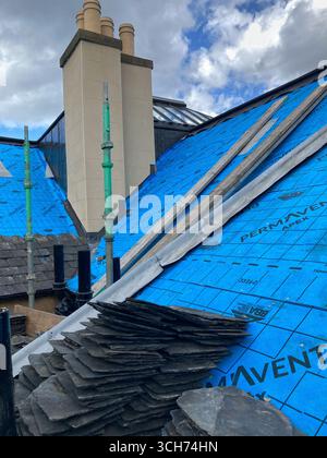 Das kommunale Dach repariert derzeit ein Gebäude in Edinburgh, installiert eine atmungsaktive wasserdichte Membranunterlage und erneuert die Sättigungsarbeiten Stockfoto