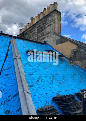 Das kommunale Dach repariert derzeit ein Gebäude in Edinburgh, installiert eine atmungsaktive wasserdichte Membranunterlage und erneuert die Sättigungsarbeiten Stockfoto