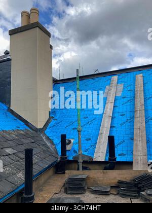 Das kommunale Dach repariert derzeit ein Gebäude in Edinburgh, installiert eine atmungsaktive wasserdichte Membranunterlage und erneuert die Sättigungsarbeiten Stockfoto