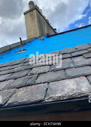 Das kommunale Dach repariert derzeit ein Gebäude in Edinburgh, installiert eine atmungsaktive wasserdichte Membranunterlage und erneuert die Sättigungsarbeiten Stockfoto