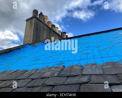 Das kommunale Dach repariert derzeit ein Gebäude in Edinburgh, installiert eine atmungsaktive wasserdichte Membranunterlage und erneuert die Sättigungsarbeiten Stockfoto