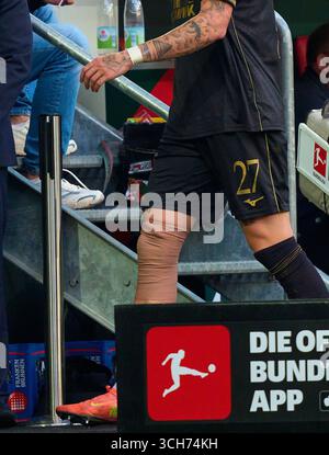 Augsburg, Deutschland. 30. August 2025. Marius Wolf von Augsburg mit Knieverletzung im Spiel FC AUGSBURG – FC BAYERN München 2-3 am 30. August 2025 in der WWK Arena Augsburg. Saison 2025/2026, 1.Bundesliga, FCB, Spieltag 2, 2.Spieltag Fotograf: ddp Images/STAR-Images - DFL-VORSCHRIFTEN VERBIETEN JEDE VERWENDUNG VON FOTOS als BILDSEQUENZEN und/oder QUASI-VIDEO - Credit: ddp Media GmbH/Alamy Live News Stockfoto