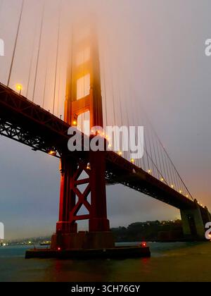 Die prachtvolle Golden Gate Bridge erstreckt sich über den Eingang zur Bucht von San Francisco und ist ein Zeugnis für technische Brillanz und ästhetische Pracht. Stockfoto