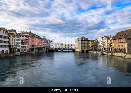 Stadtlandschaft mit klassischen Gebäuden am Ufer der Limmat, die durch die Altstadt oder Altstadt im Zentrum von Zürich, Schweiz, fließen Stockfoto