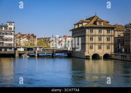 Stadtlandschaft mit klassischen Gebäuden am Ufer der Limmat, die durch die Altstadt oder Altstadt im Zentrum von Zürich, Schweiz, fließen Stockfoto