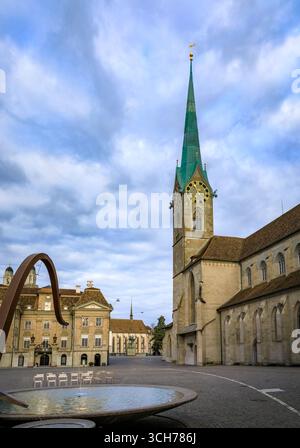 Die ikonische Fraumunster-Kirche und der Münsterhof-Brunnen auf dem Münsterhof-Platz in der Altstadt von Zürich, Schweiz Stockfoto