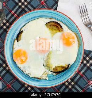 Gebratene Eier mit Auberginen zum Mittagessen in der Kantine Stockfoto