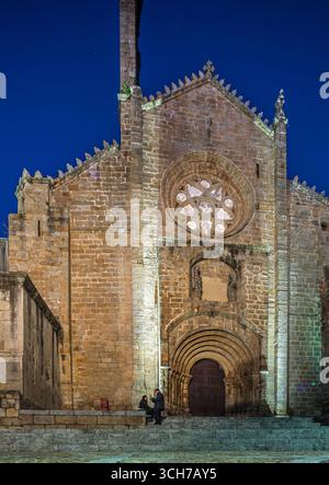 Plasencia, Spanien, 9. Januar 2015, die Westfront der Alten Kathedrale von Plasencia aus dem 13. Jahrhundert verfügt über ein halbrunde Portal und einen gotischen Rosengewinn aus Alabaster Stockfoto