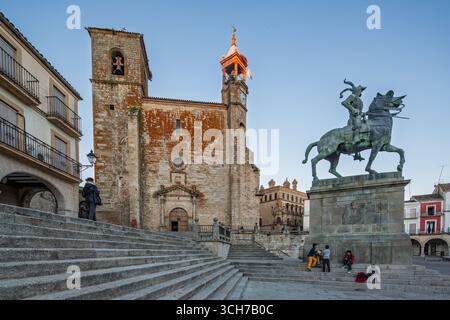 Trujillo, Spanien, 10. Januar 2015, die Bronzestatue des Konquistador Francisco Pizarro steht auf der Plaza Mayor mit Blick auf die historische Kirche San Martin Stockfoto