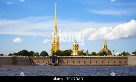 Peter-und-Paul-Kathedrale und Festung in Sankt Petersburg, Russland. Landschaft des historischen Wahrzeichens von St. Petersburg mit dem Fluss Neva und blauem Himmel Stockfoto