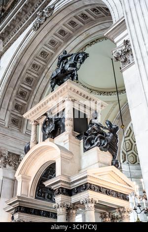 Das Wellington Monument, das Denkmal für Arthur Wellesley, 1. Duke of Wellington, im Nordschiff der St Paul's Cathedral in London. Stockfoto