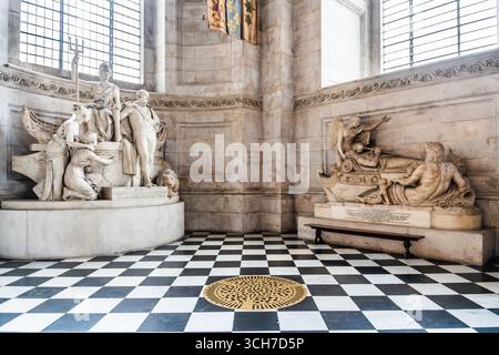 Marmor-Denkmal für Admiral Richard Howe in der St. Pauls Cathedral, entworfen von Sir Christopher Wren im 17. Jahrhundert, Wahrzeichen in London, England Großbritannien Stockfoto