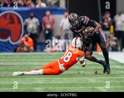 Virginia Tech Hokies Safety Isaiah Cash (18) will in der ersten Halbzeit bei einem NCAA-Football-Spiel zwischen den Virginia Tech Hokies und den South Carolina Gamecocks am 31. August 2025 im Mercedes-Benz Stadium in Atlanta, Georgia, gegen Michael Smith (4) kämpfen. (Fotos von: Jerome Hicks/SipaUSA) Credit: SIPA USA/Alamy Live News Stockfoto