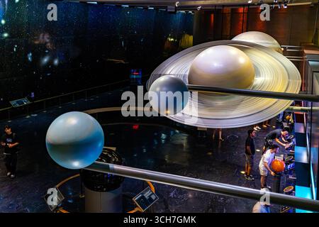 Los Angeles, Kalifornien, USA. 30. August 2025. Besucher interagieren während einer Star-Party mit Ausstellungen im Griffith Observatory. Das Griffith Observatory veranstaltete auf dem Gelände des historischen Observatoriums eine „Star Party“ für Amateurastronomen. Quelle: Stu Gray/Alamy Live News Stockfoto