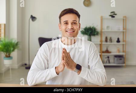Porträt eines glücklichen, lächelnden Geschäftsmannes bei einer Online-Arbeitssitzung per Konferenzschaltung Stockfoto