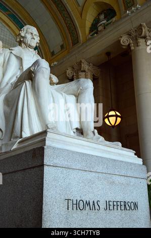Eine Statue von Thomas Jefferson steht am Eingang zum Missouri State Museum in St. Louis Stockfoto