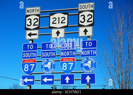 Mehrere Highways kreuzen sich an einer Kreuzung im Norden von New York Stockfoto
