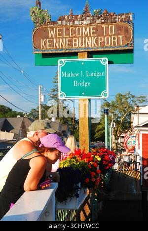 Ein erwachsenes Paar genießt an einem sonnigen Sommertag die Aussicht auf einer Brücke in Kennebunkport, Maine Stockfoto