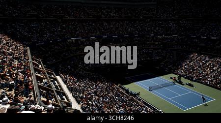 Queens, New York City. 30. August 2025: Eine allgemeine Ansicht des Arthur Ashe Stadions mit einem Spiel zwischen Coco Gauff (USA) und Magdalena Frech (POL) während des 2 Stockfoto