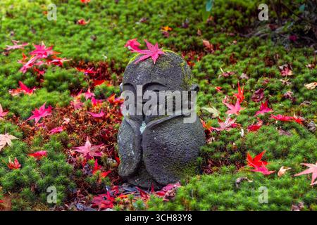Malerischer Blick auf den Enko-JI-Tempel mit wunderschönem Laub im Herbst in Kyoto, Japan Stockfoto