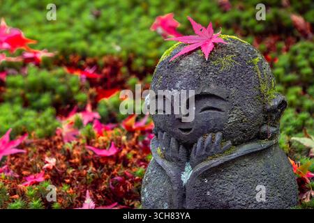 Malerischer Blick auf den Enko-JI-Tempel mit wunderschönem Laub im Herbst in Kyoto, Japan Stockfoto