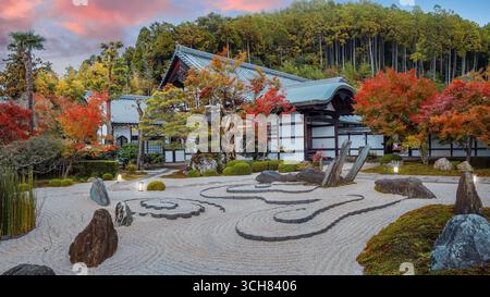 Malerischer Blick auf den Enko-JI-Tempel mit wunderschönem Laub im Herbst in Kyoto, Japan Stockfoto