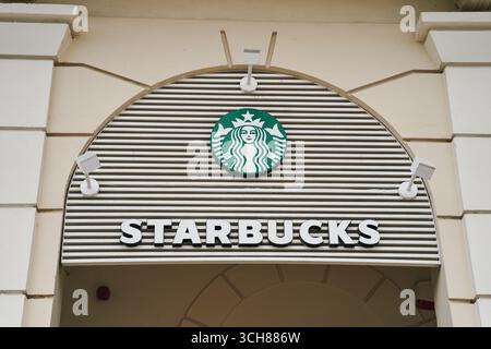 Korfu, Griechenland - 10.07.2021: Starbucks-Kaffeeschild und -Logo Stockfoto