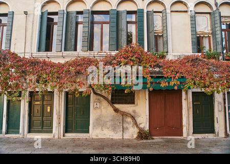 Venedig, Italien - 10.12.2021: Die Fassade eines alten Gebäudes mit einer Fabrik in Venedig, Italien Stockfoto