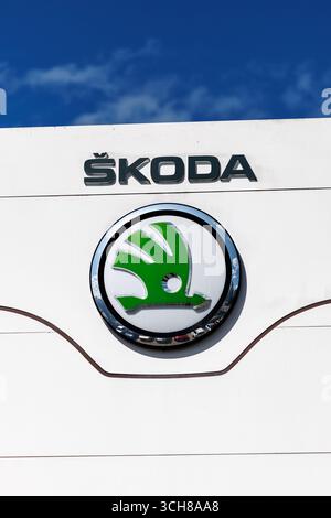München, Deutschland. August 2025. Das Markenlogo (Emblem, Herstellerlogo) und die Beschriftung des Autoherstellers Skoda sind am 29. August 2025 an der Fassade einer Niederlassung des Unternehmens in München (Bayern) zu sehen. Skoda Auto ist ein tschechischer Automobilhersteller aus der Tschechischen Republik und eine hundertprozentige Tochtergesellschaft der Muttergesellschaft Volkswagen AG. (Symbolbild, Symbolfoto, Illustration, symbolisches Foto, illustratives Foto, Themenbild, allgemeines Bild, Themenfoto) Credit: Matthias Balk/dpa/Alamy Live News Stockfoto