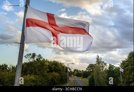 St. George's Cross Fahnen fliegen von den Laternenpfählern in York, Yorkshire. Bilddatum: Sonntag, 31. August 2025. Stockfoto