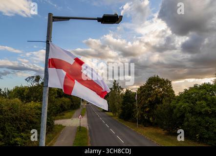 St. George's Cross Fahnen fliegen von den Laternenpfählern in York, Yorkshire. Bilddatum: Sonntag, 31. August 2025. Stockfoto