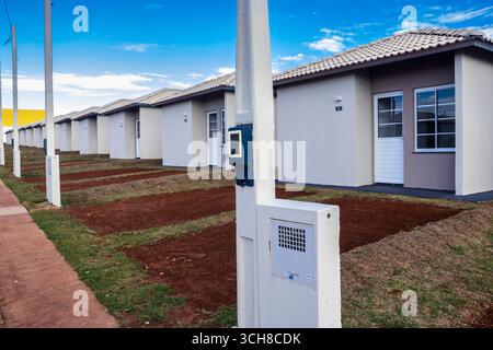 Ansicht der standardisierten Häuser des Minha Casa Minha Vida Programms des Bundesstaates Sao Paulo, Brasilien Stockfoto
