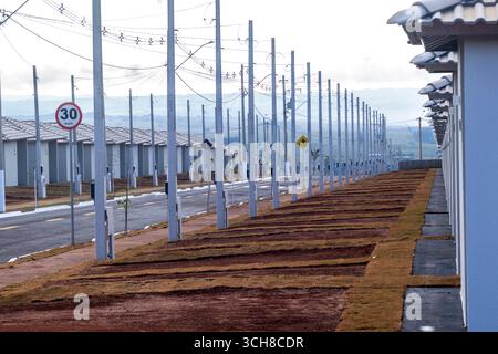 Ansicht der standardisierten Häuser des Minha Casa Minha Vida Programms des Bundesstaates Sao Paulo, Brasilien Stockfoto