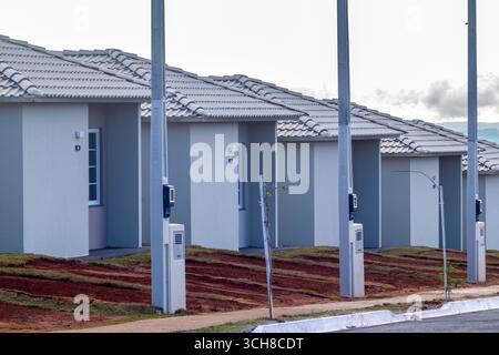 Ansicht der standardisierten Häuser des Minha Casa Minha Vida Programms des Bundesstaates Sao Paulo, Brasilien Stockfoto