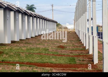Ansicht der standardisierten Häuser des Minha Casa Minha Vida Programms des Bundesstaates Sao Paulo, Brasilien Stockfoto