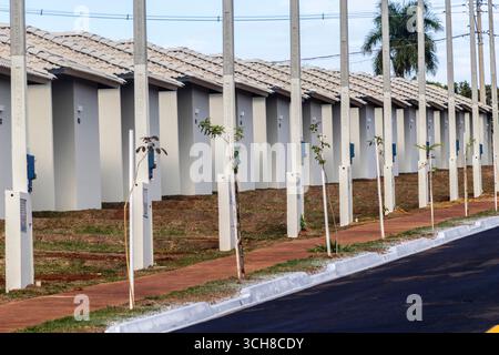 Ansicht der standardisierten Häuser des Minha Casa Minha Vida Programms des Bundesstaates Sao Paulo, Brasilien Stockfoto