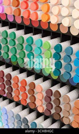 Eine Vielzahl von Markierungen in verschiedenen Farben auf einer Ausstellung von Produkten für Künstler, Nahaufnahme, abstrakter Hintergrund Stockfoto