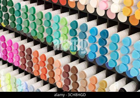 Eine Vielzahl von Markierungen in verschiedenen Farben auf einer Ausstellung von Produkten für Künstler, Nahaufnahme, abstrakter Hintergrund Stockfoto