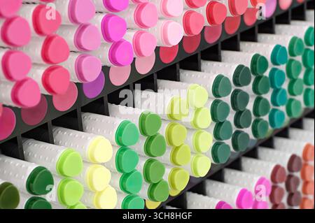 Eine Vielzahl von Markierungen in verschiedenen Farben auf einer Ausstellung von Produkten für Künstler, Nahaufnahme, abstrakter Hintergrund Stockfoto