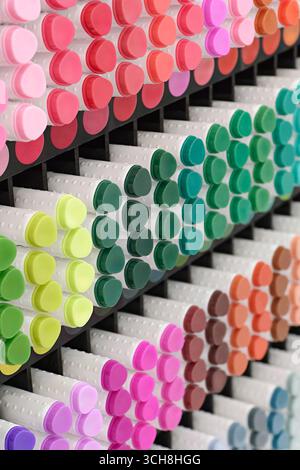 Eine Vielzahl von Markierungen in verschiedenen Farben auf einer Ausstellung von Produkten für Künstler, Nahaufnahme, abstrakter Hintergrund Stockfoto