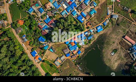 Ruhiges Dorf am See an der Grenze zwischen Thailand und Burma. Ein atemberaubender Blick aus der Luft fängt Baan Arunothai ein, ein ruhiges Bergdorf, eingebettet in eine ruhige Umgebung Stockfoto