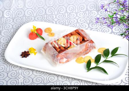 Kantonesische, papierverpackte Ersatzrippen mit Knoblauch-Chips Stockfoto