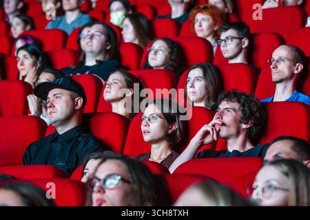 Kiew, Ukraine 31. August 2025, Zuschauer auf roten Kinostühlen sehen während des SoundtrackUkraine Festivals einen Film von Mstyslav Tschernov und teilen ein einnehmendes kulturelles Erlebnis. Credit: ARTEM HVOZDKOV/Alamy Live News Stockfoto