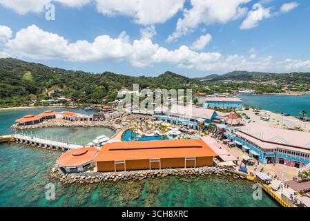 Isla de Roatan, Honduras - 16. April 2024: Top-Weitwinkelblick auf die Kreuzfahrtanlagen, Roatan Island, Honduras. Stockfoto